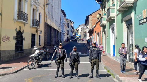 Policías en los exteriores del Hospital del Día del IESS, en el centro de Quito.