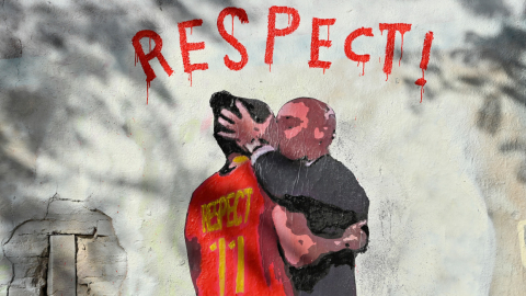 La imagen muestra un mural del artista callejero italiano Salvatore Benintende que muestra al presidente de la Federación Española de Fútbol, Luis Rubiales, besando a la centrocampista española Jenni Hermoso, en Barcelona el 1 de septiembre de 2023.