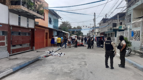 Policías resguardan el callejón en el sector del Guasmo Sur, Guayaquil, donde ocurrió una nueva masacre, el 7 de septiembre de 2023.