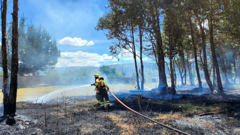 Dos bomberos luchan contra un incendio en Tababela, el 7 de septiembre de 2023.