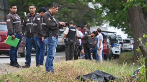 Agentes de Criminalística levantan el cadáver del concejal de Durán, Bolívar Vera, el 8 de septiembre de 2023.