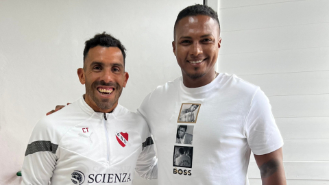 Los exjugadores Carlos Tévez y Antonio Valencia en Argentina.