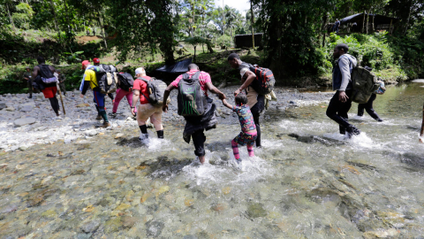 Migrantes caminan en la selva del Darién, el 18 de agosto de 2023. 