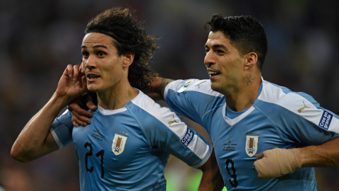 Edinson Cavani y Luis Suárez festejan durante la Copa América 2019. 