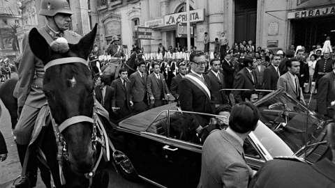 Augusto Pinochet escolta al nuevo presidente Salvador Allende en su camino a la catedral en Santiago, el 4 de noviembre de 1970. 