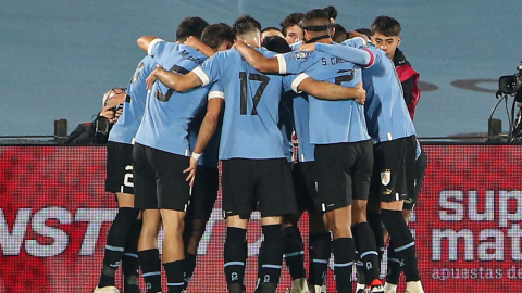 Jugadores de Uruguay celebran un gol de Nicolás de la Cruz en el partido de las Eliminatorias Sudamericanas para la Copa Mundial 2026 entre Uruguay y Chile.