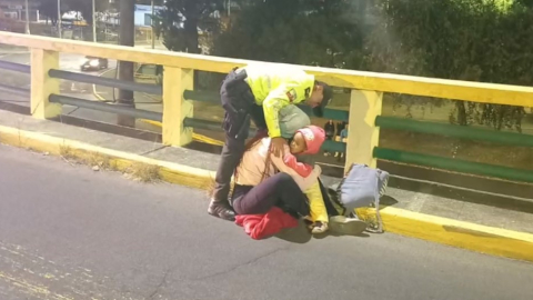 Un policía detiene el suicidio de una mujer, en Quito.