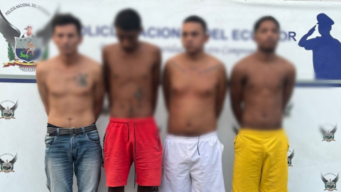 Fotografía cedida por la Policía, con los cuatro integrantes de Los Choneros, detenidos en un operativo en Pascuales, Guayaquil, el 10 de septiembre de 2023. 