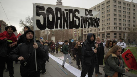 Ciudadanos chilenos en una marcha en el 50 aniversario del golpe militar, el 11 de septiembre de 2023.