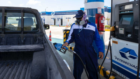 Despacho de gasolina y diésel en una estación de Petroecuador en Galápagos, el 11 de septiembre de 2023.