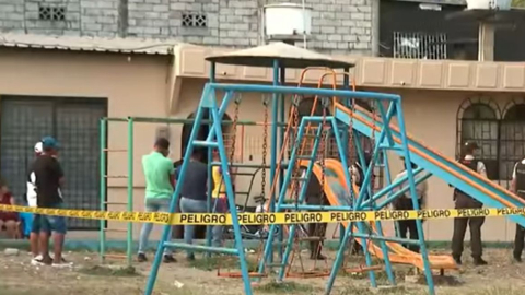 Vista frontal del parque y de la vivienda donde ocurrió el crimen del niño Néstor, en Durán, el 11 de septiembre de 2023. 