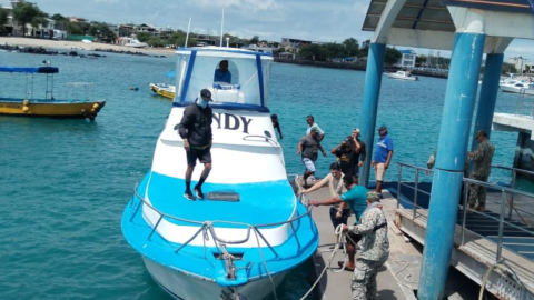 Personal de la Armada traslada a las personas rescatadas del naufragio en Galápagos, el 11 de septiembre de 2023.