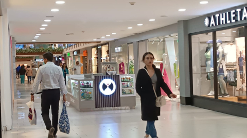 Clientes en el centro comercial Quicentro Shopping, en el centro norte de Quito. Athleta es una de las nuevas marcas que han abierto en el Quicentro. Foto del 2 agosto de 2023. 