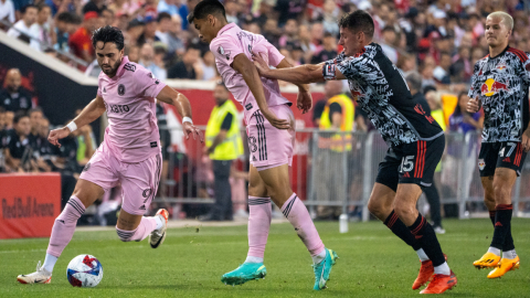 Leonardo Campana (i), durante un partido ante New York RB, el pasado 26 de agosto.