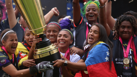 Madelen Riera y Jhojandry Monsalve levantan el trofeo de la Superliga Femenina.