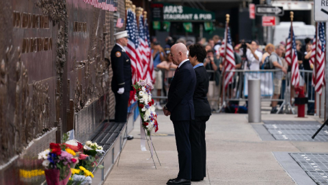 El Secretario de Seguridad Nacional de los Estados Unidos, Alejandro Mayorkas, rinde homenaje cerca del Memorial Nacional del 11 de Septiembre de 2023.