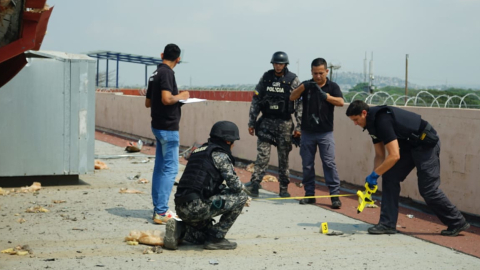 Personal policial en el techo de la cárcel La Roca, tras la detonación de un dron explosivo, este 12 de septiembre de 2023. 