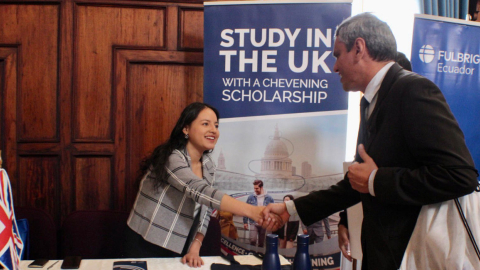 Exposición de las becas Chevening en una feria de estudios, el 5 de septiembre de 2023, 