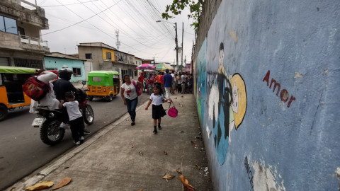 Imagen referencial de la salida de una escuela en la parroquia Pascuales, al norte de Guayaquil, uno de los sectores más afectados por la extorsión.