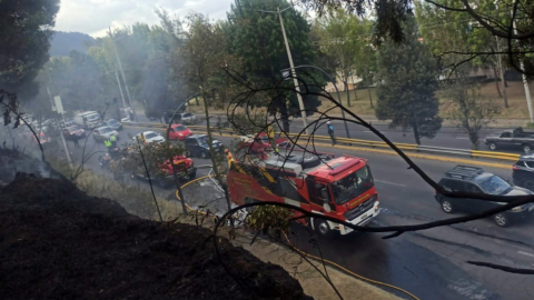 Dos camiones de los bomberos de Quito en un incendio, el 12 de septiembre de 2023.