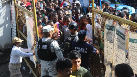 Migrantes hacen fila para regularizar su documentación, en el municipio de Tapachula, estado de Chiapas (México) el 12 de septiembre de 2023.