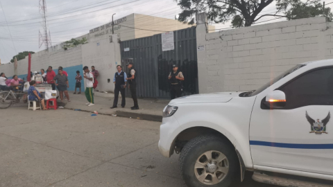 Policías en los exteriores de una escuela en El Recreo, Durán, en julio de 2023. 