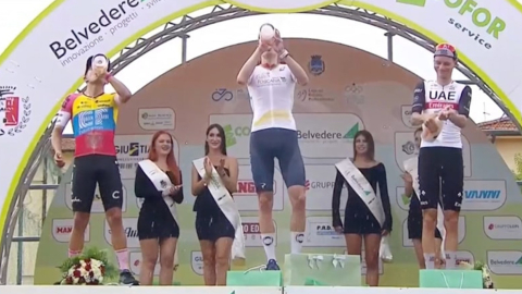 El ciclista ecuatoriano Richard Carapaz (izquierda) celebrando en el podio del Giro della Toscana, el 13 de septiembre de 2023.