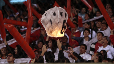 Pancarta de los hinchas de Liga de Quito, durante un partido del campeonato nacional, en 2015.