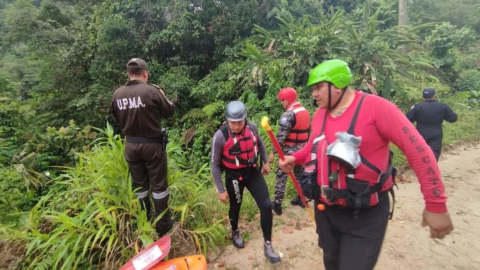 Rescatistas en el sector del río Jatunyaku, en Napo, el 13 de septiembre de 2023. 