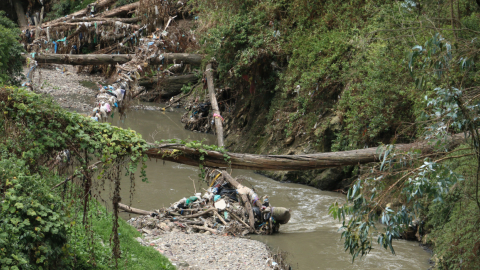 Imagen de la contaminación que sufre el río Machángara de Quito, el 14 de septiembre de 2023.