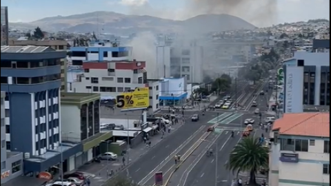 Humareda en edificio de CNT, norte de Quito, por cortocircuito este 13 de septiembre de 2023.