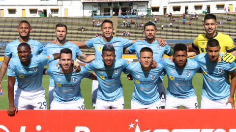 Los futbolistas de Universidad Católica se forman antes de enfrentar a El Nacional, en Quito, el 2 de agosto de 2023.