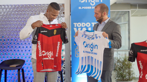 Antonio Valencia junto a Daniel Romero de Origin.