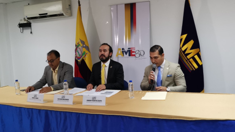 Patricio Maldonado (centro), presidente de la Asociación de Municipalidades Ecuatorianas (AME), en una rueda de prensa en Guayaquil, el 25 de julio del 2023.
