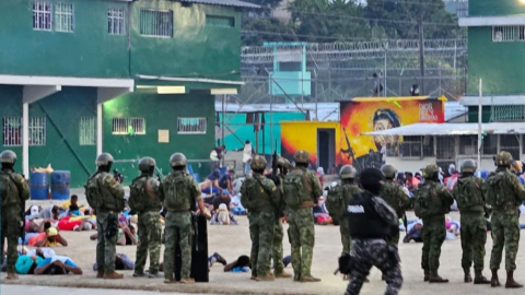 Policías y militares en la cárcel de Esmeraldas, durante un operativo de control de armas, el 14 de septiembre de 2023.