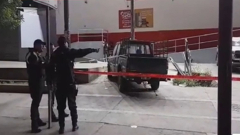 Policías en los exteriores de un supermercado donde ocurrió un ataque armado el jueves 14 de septiembre de 2023.