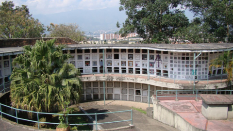 Imagen referencial. Vista frontal del cementerio de Envigado, donde estaba el cuerpo de Junior Roldán, en Colombia. 