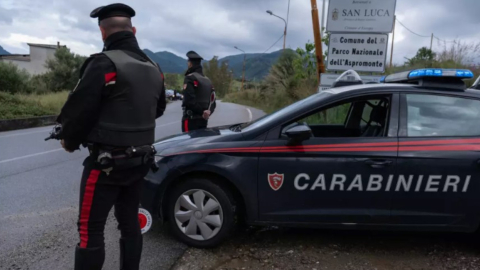 Imagen referencial. Un carabinero de Italia en un operativo contra la mafia, en mayo de 2023. 