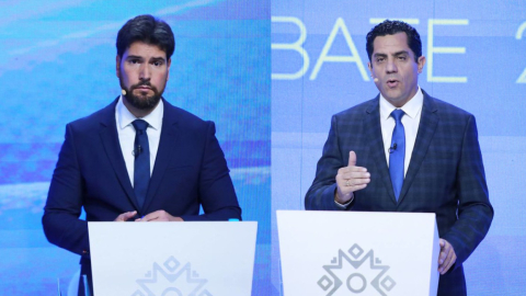 Los candidatos Jan Topic y Xavier Hervas, durante el debate presidencial de primera vuelta, el 13 de agosto de 2023.