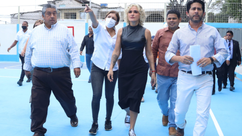 Cynthia Viteri, en un recorrido por una escuela, cuando era alcaldesa de Guayaquil, 8 de agosto de 2022. 