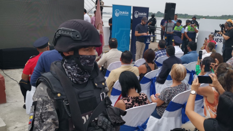 Luis Chonillo acudió con resguardo policial a la entrega de una UPC en Durán el 15 de junio de 2023. 