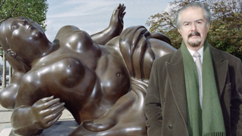 Fernando Botero posa junto a una de sus obras en París, en 1992.