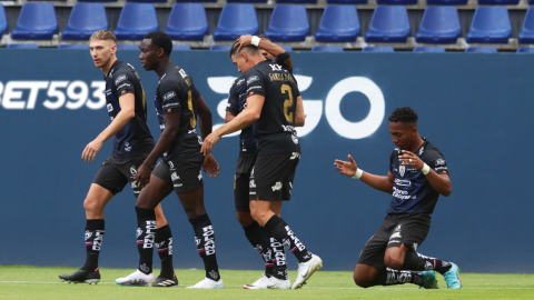 Los futbolistas de Independiente del Valle festejan un gol ante Libertad, el 17 de septiembre de 2023.