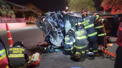 Bomberos atienden un accidente ocurrido la madrugada del sábado 16 de septiembre de 2023, en la avenida Galo Plaza, en Quito.