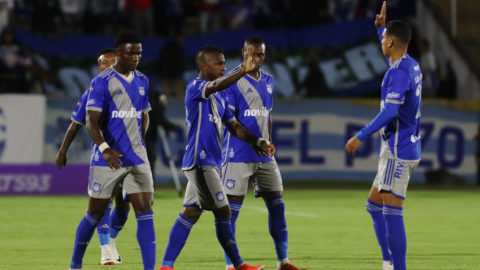 Los jugadores de Emelec festejan un gol ante El Nacional, en el Atahualpa, el 16 de septiembre de 2023.