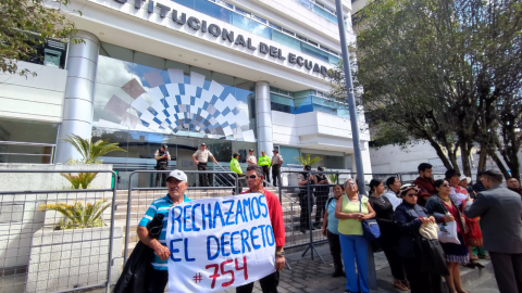 Plantón de comunidades indígenas frente a la Corte Constitucional, mientras se lleva a cabo la audiencia sobre el Decreto 754, el 18 de septiembre de 2023. 