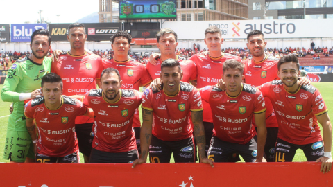 Los jugadores del Deportivo Cuenca posan previo al encuentro de LigaPro ante Orense, en el estadio Alejandro Serrano Aguilar.