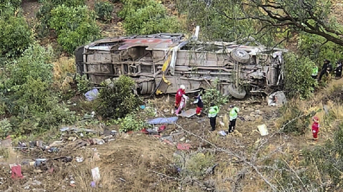 Equipos de rescate revisan los restos del bus que cayó a un barranco en Perú el 18 de septiembre de 2023.