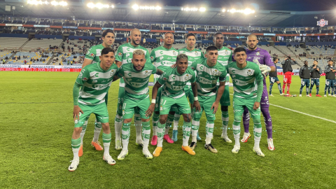 Los jugadores del Santos Laguna posan antes del partido contra Pachuca, por la liga mexicana, el 18 de septiembre de 2023.