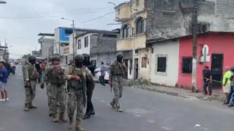 Militares en los exteriores de una vivienda del centro de Durán, en donde ocurrió un ataque armado, la mañana del martes 19 de septiembre de 2023.